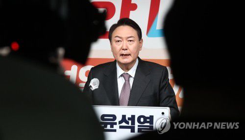 윤석열, "내가 행복한 내일"(서울=연합뉴스) 이정훈 기자 = 국민의힘 윤석열 대선 후보가 20일 오전 서울 여의도 당사에서 '내게 힘이 되는 세 가지(연말정산·반려동물·양육지원) 생활 공약'을 발표하고 있다. 2022.1.20 [국회사진기자단] uwg806@yna.co.kr