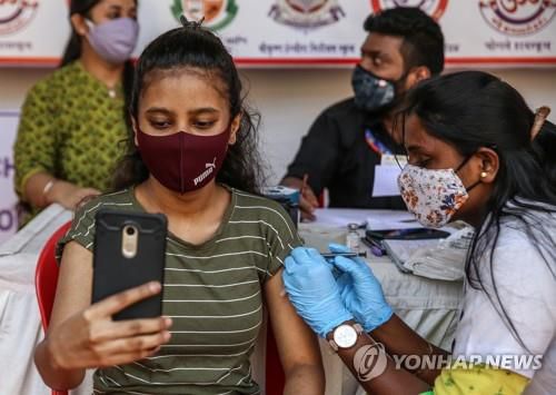 인도 뭄바이에서 코로나19 백신을 맞는 여성. [EPA 연합뉴스 자료사진. 재판매 및 DB 금지]