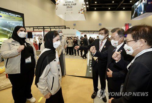 문재인 대통령이 17일(현지시간) 아랍에미리트(UAE) 두바이 엑스포 전시센터에서 열린 두바이 엑스포 한국 우수상품전을 방문, 2030 부산엑스포 홍보부스에서 부산엑스포 유치 홍보에 나선 현지 서포터즈들과 대화하고 있다. [연합뉴스 자료사진]