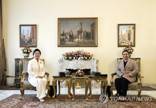 환담하는 김정숙 여사와 이집트 인테사르 엘시시 여사(카이로=연합뉴스) 서명곤 기자 = 김정숙 여사와 이집트 대통령 부인 인테사르 엘시시 여사가 20일 오전(현지시각) 이집트 카이로 대통령궁에서 환담하고 있다. 2022.1.20 seephoto@yna.co.kr