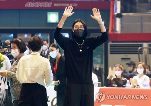 두 손 들어 인사하는 김연경(광주=연합뉴스) 조남수 기자 = 23일 광주 서구 페퍼스타디움(염주종합체육관)에서 열린 프로배구 V리그 올스타전에서 김연경이 올스타 선수들과 함께 몬트리올 올림픽 레전드 선수단에 감사의 선물을 전달한 뒤 팬들에게 인사하고 있다. 2022.1.23 iso64@yna.co.kr