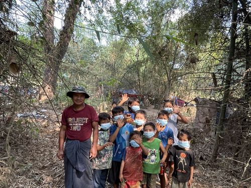 카메라를 보고 환하게 웃으며 손을 흔드는 카렌족 아이들. 2022.1.16(폽프라[태국 딱주]=연합뉴스) 김남권 특파원