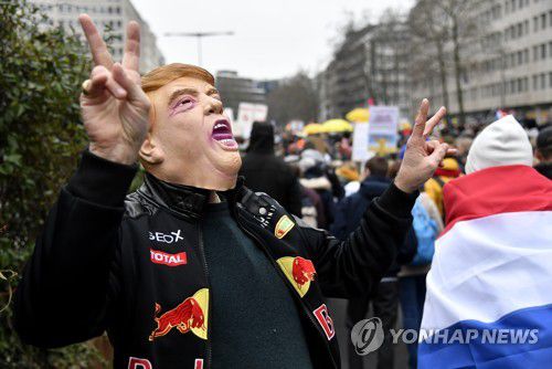 도널드 트럼프 전 미국 대통령 가면을 쓴 코로나19 방역규제 반대 시위대(브뤼셀 AP=연합뉴스)
