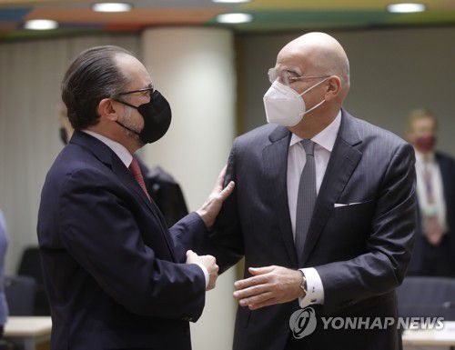 (브뤼셀 EPA=연합뉴스) 24일(현지시간) 벨기에 브뤼셀에서 열린 유럽연합(EU) 외무장관 회의에서  알렉산더 샬렌베르크 오스트리아 외무장관(왼쪽)이 동료 장관과 이야기를 나누고 있다. 2022.1.22 photo@yna.co.kr