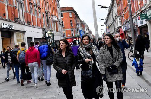 마스크를 쓰지 않고 걷는 아일랜드 더블린 시믿늘[로이터 연합뉴스 자료사진. 재판매 및 DB금지]