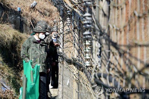 강원도 철원 최전방 부대 찾은 윤석열국민의힘 윤석열 대선 후보가 2021년 12월 20일 강원 철원군 육군 3사단 백골부대 전방관측소(OP)를 찾아 군 관계자의 설명을 듣고 있다. [연합뉴스 자료사진]