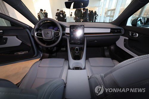 '100% 순수 전기차' 폴스타2 국내 출시(서울=연합뉴스) 임화영 기자 = 스웨덴 전기자동차 브랜드 폴스타2가 18일 오전 서울 서초구 서울웨이브 아트센터에서 공개되고 있다. 2022.1.24 hwayoung7@yna.co.kr