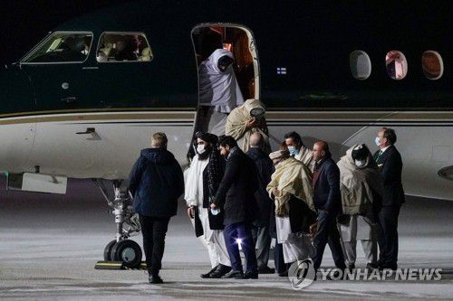 인도적 지원 논의차 노르웨이에 초청된 탈레반 대표단(가르데르모엔 AFP/NTB=연합뉴스) 아프가니스탄 집권 세력 탈레반 대표단이 22일(현지시간) 노르웨이 수도 오슬로 인근 가르데르모엔 국제공항에 도착하고 있다. 노르웨이는 미국, 영국, 프랑스, 독일, 이탈리아 등 동맹국과 함께 오슬로에서 23~25일 탈레반 대표단과 만나 아프간의 인권과 인도적 지원 문제 등을 논의할 예정이다. 탈레반이 지난해 8월 아프간을 장악한 이래 서방 국가를 공식 방문하는 것은 이번이 처음이다. 2022.1.23 sungok@yna.co.kr