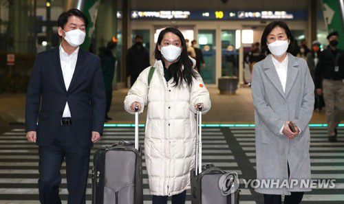 공항에서 딸 안설희 박사 마중하는 안철수 대선 후보(영종도=연합뉴스) 국민의당 안철수 대선 후보와 부인 김미경 서울대 교수가 23일 오후 인천공항에서 미국에서 귀국한 딸 안설희 박사를 마중하고 있다. 2022.1.23 [국회사진기자단] toadboy@yna.co.kr