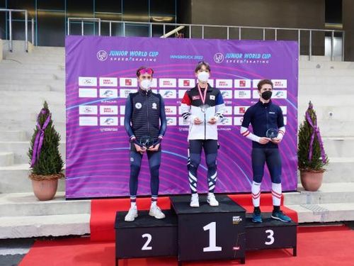 스피드스케이팅 대표팀 양호준(가운데)이 23일(현지시간) 오스트리아 인스브루크에서 열린 021-2022 국제빙상경기연맹 주니어 월드컵 스피드스케이팅 남자 매스스타트 종합 우승을 차지한 뒤 기뻐하고 있다. [대한빙상경기연맹 제공. 재배포 및 DB 금지]