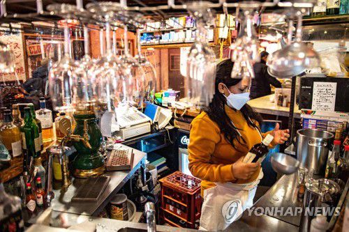 코로나19 확산하는 일본…음식점 모습(도쿄 AFP=연합뉴스) 21일 일본 도쿄도(東京都)의 한 식당에서 마스크를 쓴 종업원이 일하고 있다. 일본의 코로나19 신규 확진자는 25일 6만명을 넘었다.