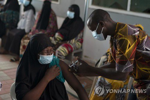 감비아 수도 반줄의 한 병원에서 의료진이 코로나19 백신 주사를 놓고 있다. [AP 연합뉴스 자료사진. 재판매 및 DB 금지]