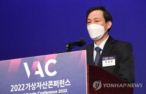 이재명 축사 대독하는 우상호(서울=연합뉴스) 더불어민주당 우상호 의원이 20일 오전 서울 중구 웨스틴조선호텔 그랜드볼룸에서 열린 "혁신, 도전, 미래" 조선비즈 2022 가상자산 콘퍼런스에 참석, 더불어민주당 이재명 대선 후보의 축사를 대독하고 있다. 2022.01.20 [국회사진기자단] uwg806@yna.co.kr