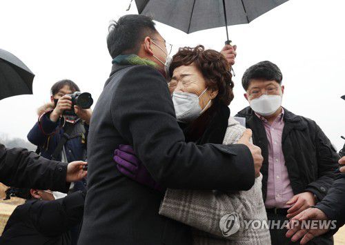 '문재인 대통령에게 잘 전달을..'(서울=연합뉴스) 신준희 기자 = 25일 문재인 대통령에게 위안부 문제의 유엔 고문방지위원회(CAT) 회부를 촉구하는 서한을 전달하기 위해 청와대를 찾은 일본군 위안부 피해자 이용수 할머니가 육성철 행정관을 만나 서한을 건넨 뒤 울먹이며 당부의 말을 전하고 있다. 2022.1.25 hama@yna.co.kr