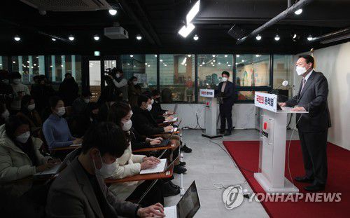 윤석열, 환경·농업 공약 발표 후 질의응답(서울=연합뉴스) 이정훈 기자 = 국민의힘 윤석열 대선 후보가 25일 오전 서울 여의도 당사에서 '공기는 맑게, 쓰레기는 적게, 농촌은 잘살게'를 주제로 한 환경·농업 관련 공약을 발표한 뒤 질의응답을 하고 있다. 2022.1.25 [국회사진기자단] uwg806@yna.co.kr