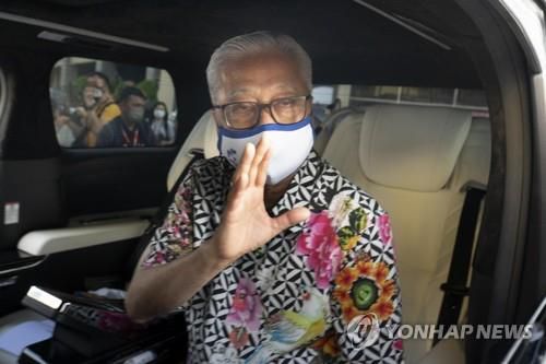 지난 22일 취재진을 향해 손을 흔드는 이스마일 사브리 야콥 말레이시아 총리[AP=연합뉴스 자료사진. 재판매 및 DB 금지]