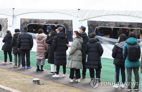 오미크론 확산 현실화, 붐비는 선별진료소(서울=연합뉴스) 황광모 기자 = 오미크론 확산으로 연일 신규 확진이 최다를 기록 중인 26일 오전 서울 송파구 송파구보건소 선별진료소에서 시민들이 신종 코로나바이러스 감염증(코로나19) 검사를 받기 위해 대기하고 있다. 2022.1.26 hkmpooh@yna.co.kr