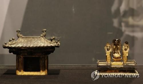 경매 나온 국보 금동삼존불감     (서울=연합뉴스) 이재희 기자 = 17일 오전 서울 강남구 케이옥션에서 국보 '금동삼존불감'을 전시하고 있다.