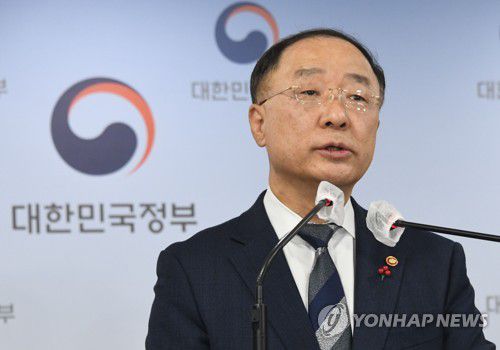 추경 브리핑하는 홍남기 부총리(서울=연합뉴스) 홍남기 경제부총리 겸 기획재정부 장관이 21일 정부서울청사에서 2022년 추가경정예산안에 대해 브리핑을 하고 있다. 2022.1.21 [기획재정부 제공. 재판매 및 DB 금지] kimsdoo@yna.co.kr