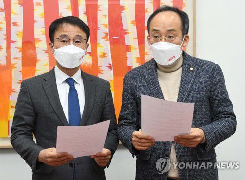 여야 추경안 처리 임시국회 일정 합의(서울=연합뉴스) 백승렬 기자 = 더불어민주당 한병도 원내수석부대표(왼쪽)와 국민의힘 추경호 원내수석부대표가 24일 국회에서 만나 추경안 처리를 위한 임시국회 일정 합의 내용을 발표하고 있다. 2022.1.24 [국회사진기자단] srbaek@yna.co.kr