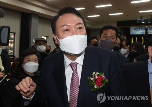 이북도민·탈북민 신년하례식 참석한 윤석열 대선후보(서울=연합뉴스) 국민의힘 윤석열 대선후보가 26일 오후 서울 종로구 이북5도청 대강당에서 열린 이북도민·탈북민 신년하례식 행사를 마친 뒤 이동하고 있다. 2022.1.26 [국회사진기자단] srbaek@yna.co.kr