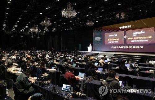 블록체인 게임 소개하는 방준혁 넷마블 의장(서울=연합뉴스) 류효림 기자 = 방준혁 넷마블 의장이 27일 오전 서울 구로구 지타워에서 열린 넷마블 비전 및 개발 신작 발표회 제5회 NTP(Netmarble Together with Press)에서 신사업 전략을 발표하고 있다. 2022.1.27 ryousanta@yna.co.kr