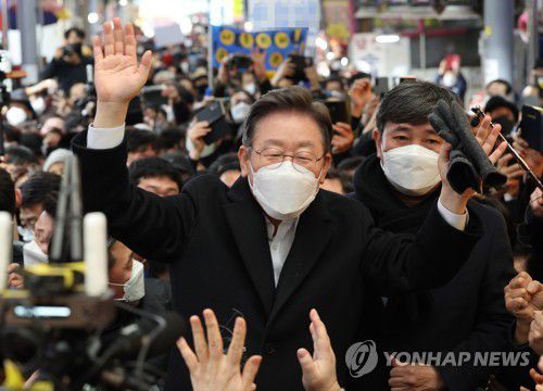 지지자에게 인사하는 이재명 대선후보(광주=연합뉴스) 백승렬 기자 = 더불어민주당 이재명 대선후보가 27일 광주시 북구 말바우시장을 방문, 지지하는 시민에게 인사하고 있다. 2022.1.27 srbaek@yna.co.kr