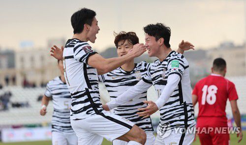 카타르행 티켓 조준(시돈=연합뉴스) 김인철 기자 = 27일(현지시간) 레바논 시돈의 시립경기장에서 열린 2022 카타르 월드컵 아시아 최종예선 조별리그 A조 7차전 대한민국과 레바논의 경기. 조규성이 선제골을 터트린 뒤 황의조 등과 함께 기뻐하고 있다.    2022.1.27 yatoya@yna.co.kr