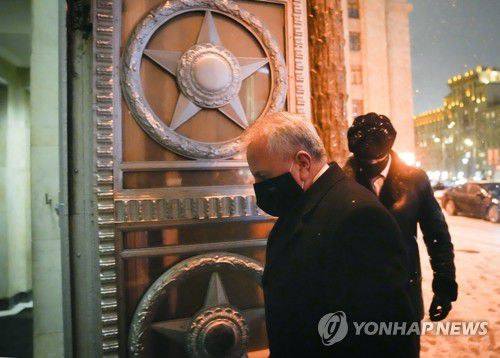 러시아 외무부 건물로 들어서는 존 설리번 모스크바 주재 미국 대사.[AP 연합뉴스 자료사진. 재판매 및 DB 금지.]