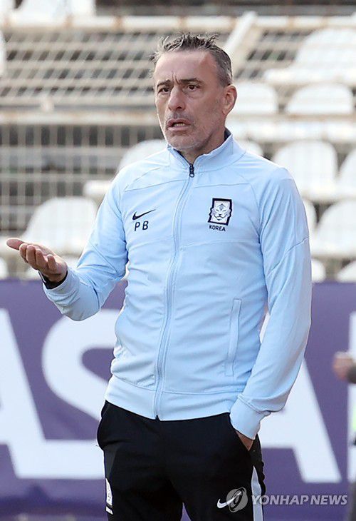 경기 지켜보는 벤투 감독(시돈=연합뉴스) 김인철 기자 = 27일(현지시간) 레바논 시돈의 시립경기장에서 열린 2022 카타르 월드컵 아시아 최종예선 조별리그 A조 7차전 대한민국과 레바논의 경기. 파울루 벤투 한국 감독이 경기를 지켜보고 있다.  2022.1.27 yatoya@yna.co.kr