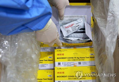 자가검사키트 확인하는 보건소 관계자(서울=연합뉴스) 홍해인 기자 = 28일 서울 동작구 보건소에서 관계자들이 배송된 코로나19 항원 자가검사키트를 확인하고 있다.     29일부터 전국 보건소, 대형병원 코로나19 선별진료소는 PCR검사와 신속항원검사를 병행 실시한다. 다음달 2일까지 5일 동안은 두 가지 검사를 시행하면서 연습을 하고, 3일부터는 선별진료소뿐만 아니라 전국의 임시선별검사소(204개소)와 호흡기전담클리닉 등 코로나19 진료에 동참하는 일부 병·의원이 새 검사체계에 동참한다. 2022.1.28 hihong@yna.co.kr