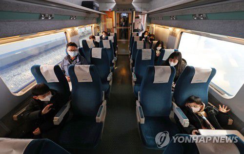 거리두기 귀성길(서울=연합뉴스) 류영석 기자 = 설 연휴를 앞둔 28일 오후 서울역에서 귀성길에 오른 가족이 열차에 거리를 두고 앉아 있다. 2022.1.28 ondol@yna.co.kr