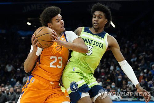 돌파를 시도하는 피닉스의 캐머런 존슨(23번).[AP=연합뉴스]