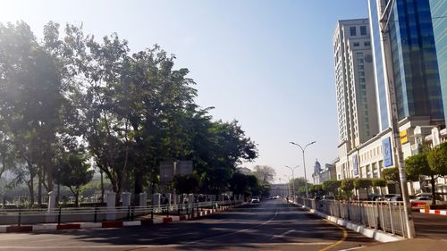 술레 파고다 앞 도로. 출근 시간이 가까워졌는데도 차들이 거의 안보인 2022.2.1[양곤=연합뉴스 이정호 통신원]