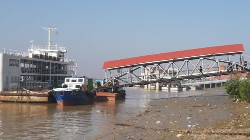 양곤 달라구에서 양곤항 사이를 운행하는 페리가 도착하는 선착장 모습. 평소 출근 시간대면 사람들로 꽉 차는 선착장이 이날은 매우 한산한 모습이다. 2022.2.1 [양곤=연합뉴스 이정호 통신원]