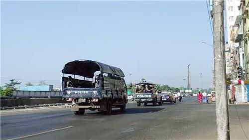 총을 든 군인들을 태우고 가는 경찰 차량. 2022.2.1[양곤=연합뉴스 이정호 통신원]