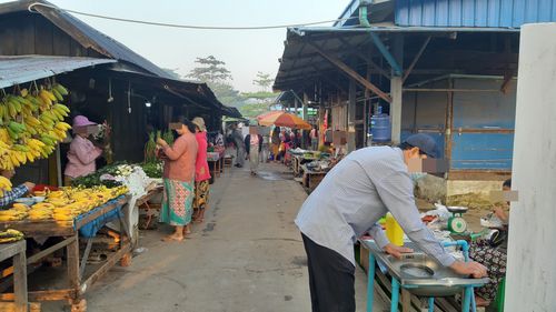 북다곤 최대 재래시장 내 일부 상점이 문을 연 모습. 2022.2.1[양곤=연합뉴스 이정호 통신원]