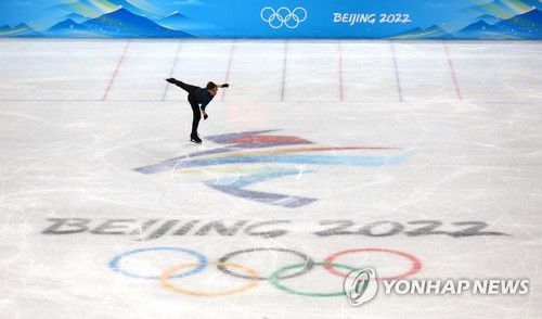 베이징 동계올림픽을 앞두고 훈련하는 피겨 선수[로이터=연합뉴스]