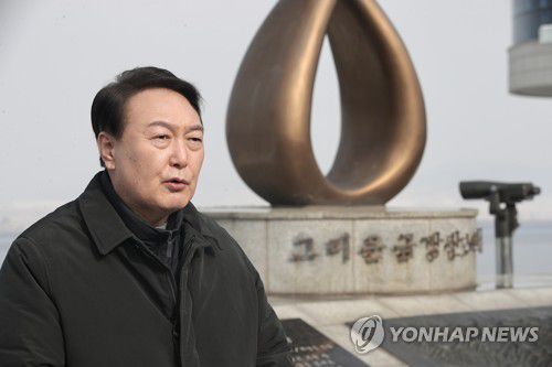 강화평화전망대에서 발언하는 윤석열 대선후보(강화=연합뉴스) 국민의힘 윤석열 대선후보가 설 명절인 1일 인천시 강화군 강화평화전망대를 방문, 발언하고 있다. 2022.2.1 [국민의힘 선대위 제공. 재판매 및 DB금지] srbaek@yna.co.kr