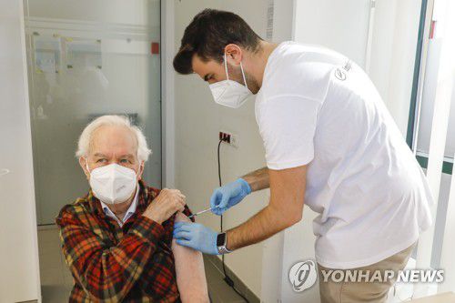 오스트리아에서 백신 접종하는 시민[AP=연합뉴스 자료사진. 재판매 및 DB 금지]