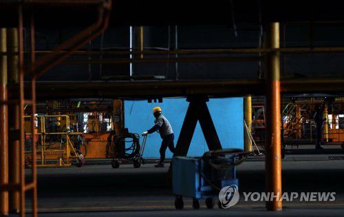 다시 뛰는 K-조선업(거제=연합뉴스) 김동민 기자 = 긴 불황을 견뎌낸 국내 조선업계가 수주 호황을 맞는 '슈퍼사이클'에 접어들었다.      지난해 조선업 수주 실적은 8년 만에 최대치를 기록했고, 활기를 찾은 업계 분위기는 올해도 이어질 전망이다.      사진은 지난 25일 국대 빅3 조선소 중 한 곳인 경남 거제시 대우조선해양 본사에서 숙련공이 일하는 모습. 2022.2.2 image@yna.co.kr