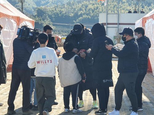 팬들에게 둘러싸인 류현진(거제=연합뉴스) 하남직 기자 = 류현진이 3일 경상남도 거제 하청스포츠타운에서 훈련하기 전, 팬들에게 사인을 해주고 있다.