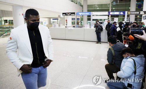 '푸이그' 한국 도착(영종도=연합뉴스) 한상균 기자 = 키움 히어로즈 야시엘 푸이그가 3일 인천공항 입국장을 나온 후 취재진 옆을 지나고 있다. 푸이그는 코로나19 방역 지침에 따라 자가 격리 후 키움 선수단을 만날 예정이다. 2022.2.3 xyz@yna.co.kr