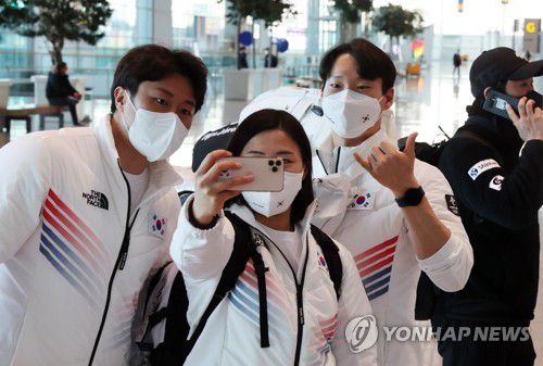 [올림픽] 가자 베이징으로(영종도=연합뉴스) 한상균 기자 = 베이징동계올림픽 한국 스노보드 대표팀 이상호(맨 오른쪽)가 3일 오전 인천공항에서 출국 전 기념촬영을 하고 있다. 2022.2.3 xyz@yna.co.kr