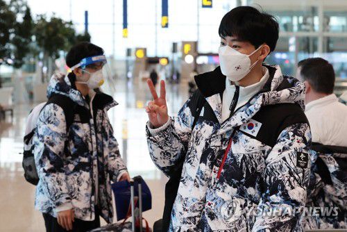 [올림픽] 가자 베이징으로(영종도=연합뉴스) 한상균 기자 = 베이징동계올림픽 한국 피겨 대표팀 이시형이 3일 오전 인천공항에서 출국 전 기념촬영을 하고 있다. 왼쪽은 차준환. 2022.2.3 xyz@yna.co.kr