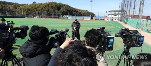 류현진 인터뷰(거제=연합뉴스) 김동민 기자 = 류현진(35·토론토 블루제이스) 선수가 3일 오전 경남 거제시 하청스포츠타운에서 인터뷰하고 있다.      류현진 선수는 이날 친정 한화 이글스 스프링 캠프에서 훈련한다. 2022.2.3 image@yna.co.kr