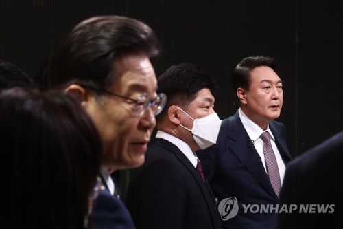 토론 준비하는 이재명 후보와 윤석열 후보(서울=연합뉴스) 더불어민주당 이재명 대선 후보(왼쪽)와 국민의힘 윤석열 대선후보(오른쪽)가 3일 오후 서울 여의도 KBS 공개홀에서 열린 방송 3사 합동 초청 '2022 대선후보 토론'에 앞서 리허설 준비를 하고 있다. 2022.2.3 [국회사진기자단] toadboy@yna.co.kr