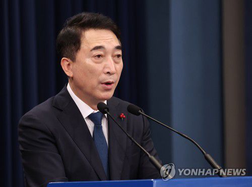 브리핑하는 박수현 청와대 국민소통수석(서울=연합뉴스) 안정원 기자 = 박수현 청와대 국민소통수석이 27일 오전 춘추관에서 문재인 대통령 설 연휴 일정 등과 관련한 브리핑을 하고 있다. 2022.1.27 jeong@yna.co.kr