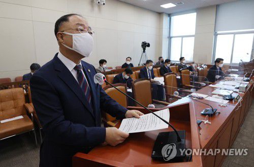 홍남기 추경 제안설명(서울=연합뉴스) 이정훈 기자 = 홍남기 부총리 겸 기획재정부 장관이 4일 오전 국회에서 열린 기획재정위원회 전체회의에서 새해 추가경정예산안 관련 제안설명을 하고 있다. 2022.2.4 [국회사진기자단] uwg806@yna.co.kr