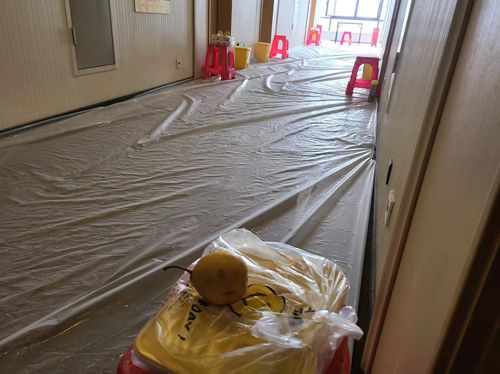 격리자들에게 제공하는 도시락. 접촉을 피하기 위해 객실 앞 간이의자에 두고 갔다 [촬영 박종국 기자]